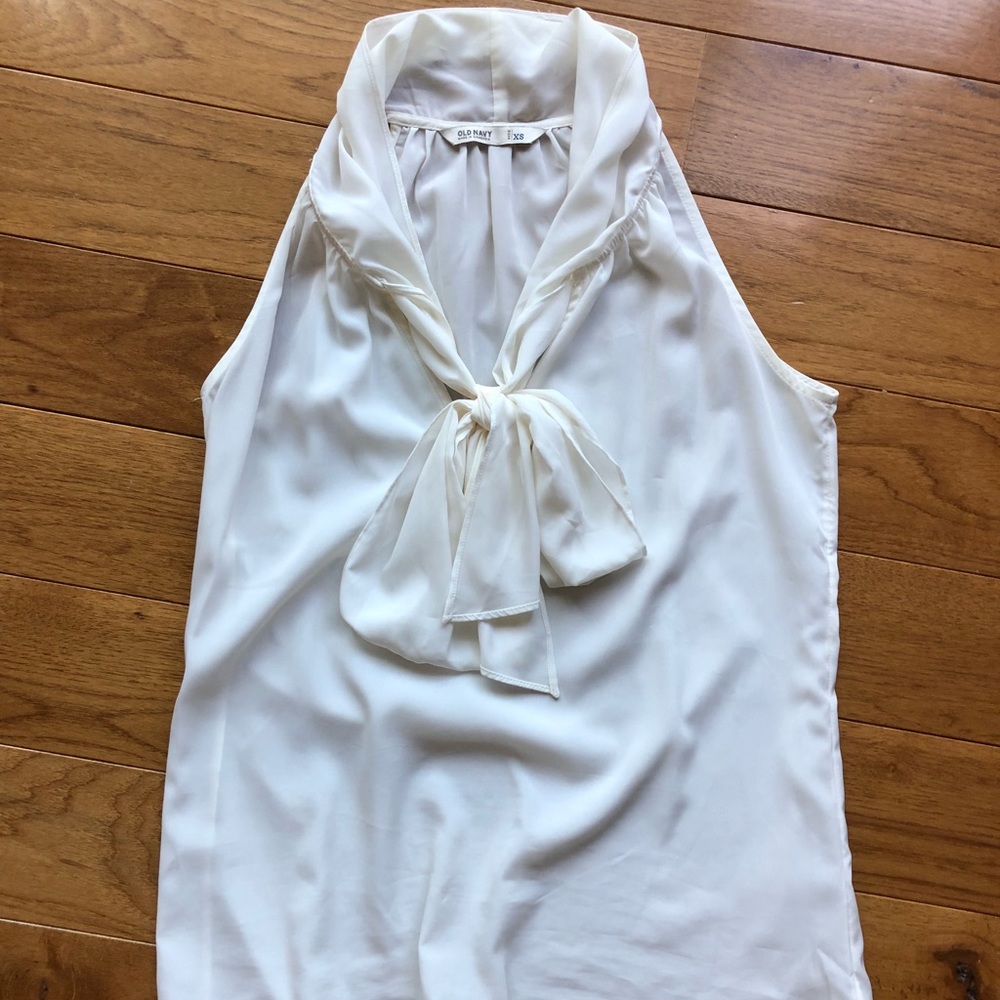 Sleeveless bowed blouse